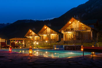 LaRiSa Mountain Retreat by Svenska, Manali